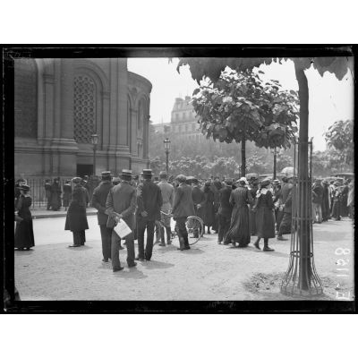 20 juillet 1916. Sortie de la messe dite en l'honneur du duc de Rohan tué à l'ennemi, à l'église Saint-François-Xavier. [légende d'origine]