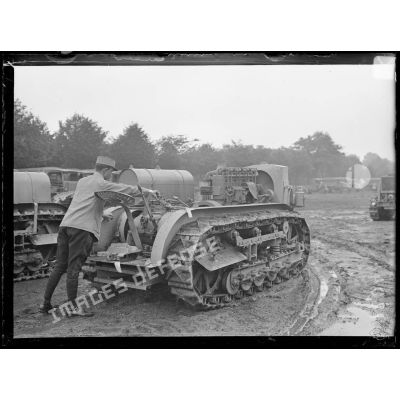 Essais sur le terrain de Vincennes du Caterpillar, tracteur américain destiné à tirer l'artillerie lourde.