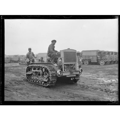 Essais sur le terrain de Vincennes du Caterpillar, tracteur américain destiné à tirer l'artillerie lourde. L'appareil en marche. [légende d'origine]
