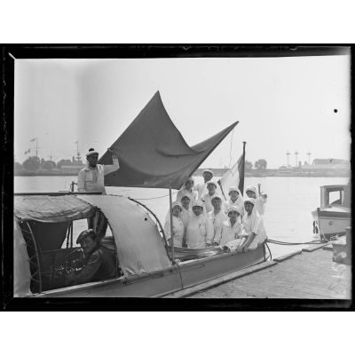 Toulon. Dames de la Croix Rouge débarquant pour attendre le navire hôpital. 4 août 16. [légende d'origine]