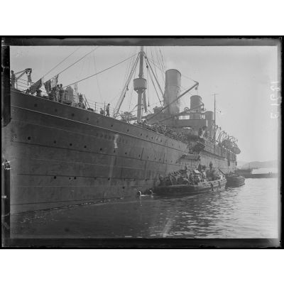 Port de Toulon. Appontements de Milhaud. Russes embarquant leurs vivres à bord du Burdigala pour Salonique. [légende d'origine]