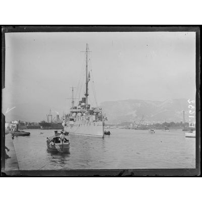 Toulon. Le "Jurien de la Gravière", croiseur de 1er ordre, rentre au bassin pour y être vérifié et réparé. [légende d'origine]