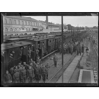 Gare de Toulon. Ravitaillement des troupes russes. Les soldats russes pendant l'arrêt du train. [légende d'origine]