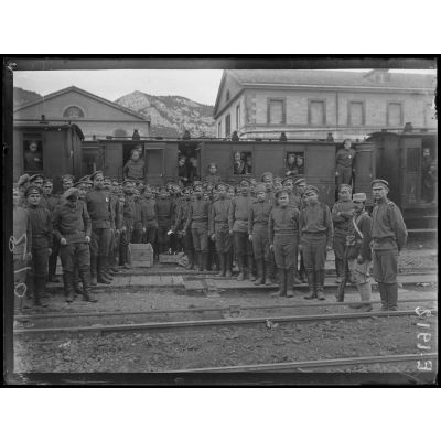 Gare de Toulon. Les soldats russes pendant l'arrêt du train. [légende d'origine]