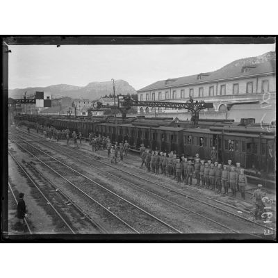 Gare de Toulon. Les soldats russes pendant l'arrêt du train. [légende d'origine]