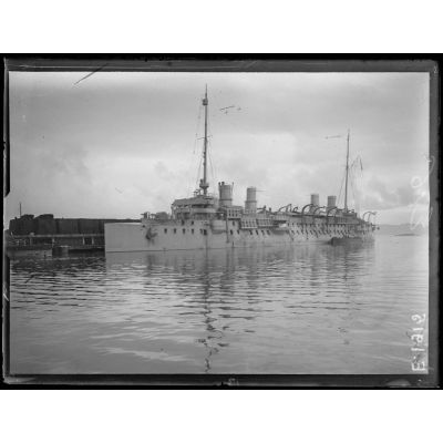 Port de Toulon. Le croiseur  de l'ordre Guichen qui va embarquer des troupes à destination du Pirée. [légende d'origine]