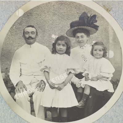 [Portrait en médaillon d'un soldat, de son épouse et de ses deux filles].