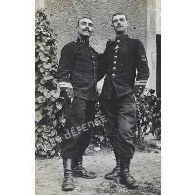 [Portrait en pied de deux caporaux du 153e régiment d'infanterie].<br>