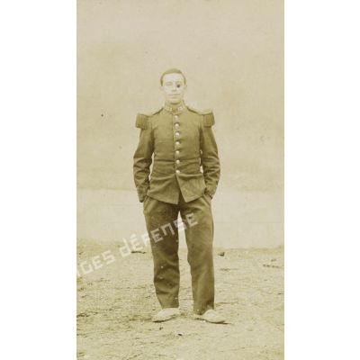 [Portrait en pied d'un soldat du 153e régiment d'infanterie].