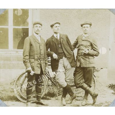 [Portrait de trois homme avec bicyclettes].