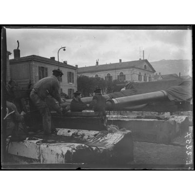 Toulon. Dans le port. Marins du Cuirassé Danton nettoyant une pièce de 240 mm de leur bâtiment. [légende d'origine]