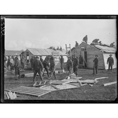 Haussimond [Haussimont] (Marne). Construction d'un camp par les Américains. Les baraquements. [légende d'origine]