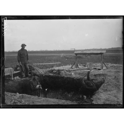 Haussimond [Haussimont] (Marne). Construction d'un camp par les Américains. Américains faisant le terrassement d'un puits. [légende d'origine]
