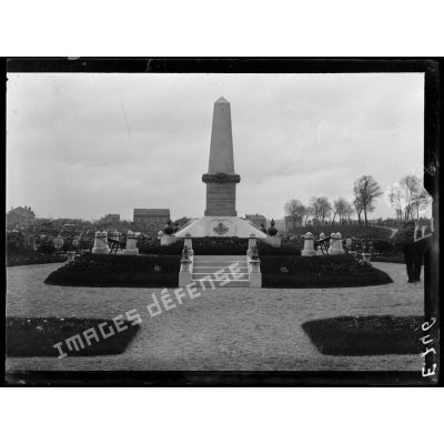 Chalons sur Marne. Dans le cimetière. Monument élévé à la mémoire des soldats morts pour la France en 1914-1915. [légende d'origine]