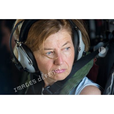 Portrait de la ministre des Armées, à bord d'un hélicoptère en vol au-dessus de la Méditerranée.