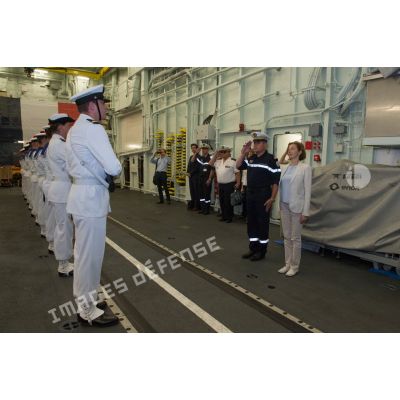 La ministre des Armées est accueillie par un piquet d'honneur de l'équipage de la frégate multimissions (FREMM) Languedoc lors de sa visite.