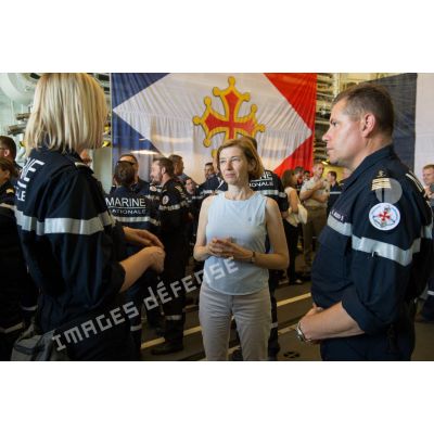 La ministre des Armées rencontre l'équipage de la frégate multimissions (FREMM) Languedoc lors de sa visite.