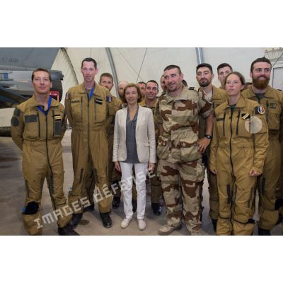 La ministre des Armées visite les installations aéronautiques en compagnie du commandement de la base aérienne projetée (BAP) en Jordanie.