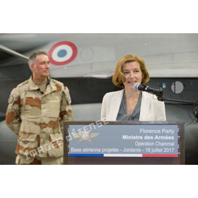 La ministre des Armées prononce un discours devant le personnel de la base aérienne projetée (BAP) en Jordanie.