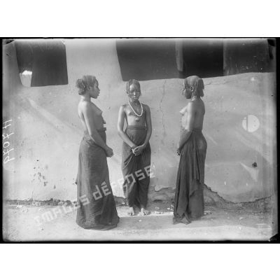[Goulfei. Portrait de trois jeunes femmes].