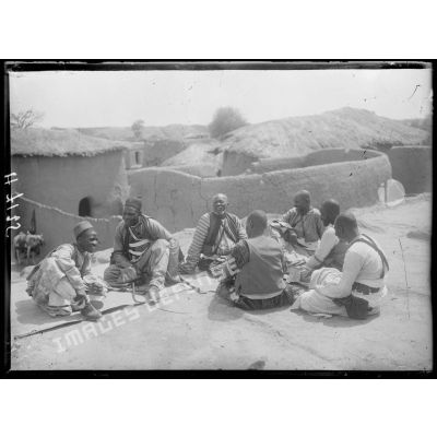 Karnak-Logone. Le sultan et ses conseillers sur la terrasse de sa maison. [légende d'origine]