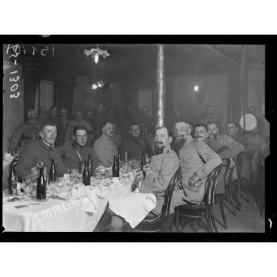 Bussang, Vosges. Diner offert par les officiers français aux officiers américains. [légende d'origine]