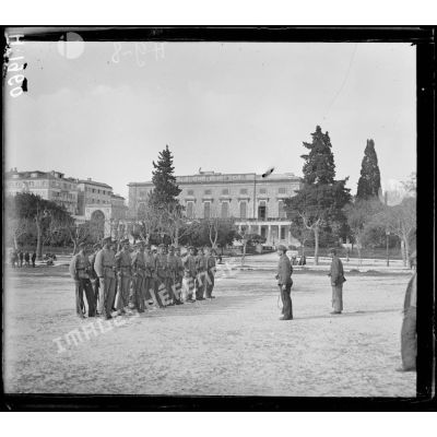 Corfou. Le palais royal. Au 1er plan, soldats grecs à l'exercice. [légende d'origine]