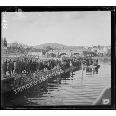 Govino. Le débarcadère, serbes rassemblés pour le déchargement des chalands. [légende d'origine]