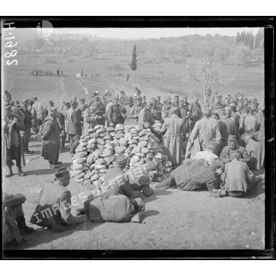 Govino. Distribution de pain aux soldats serbes. [légende d'origine]