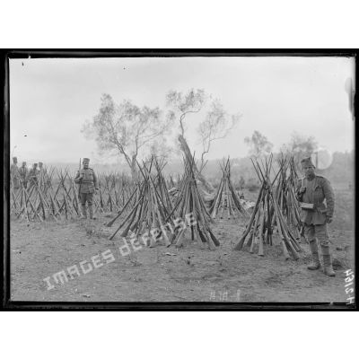 Camp de Govino. Fusils italiens emportés par les Serbes à leur départ de Durazzo le 20 janvier 1916. [légende d'origine]