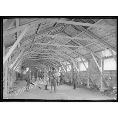 Corfou. Intérieur d'une baraque adrian de 46m de longdevant servir de magasin d'artillerie. [légende d'origine]