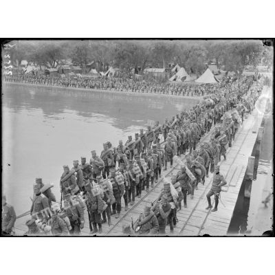 Moraitika. Embarquement des troupes d'artillerie de montagne (division du Timok) sur l'appontement. [légende d'origine]