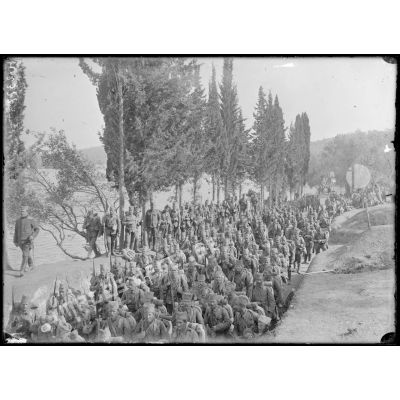 Govino. Le 16e Régiment de la division de la Morava attendant son tour d'embarquement. [légende d'origine]
