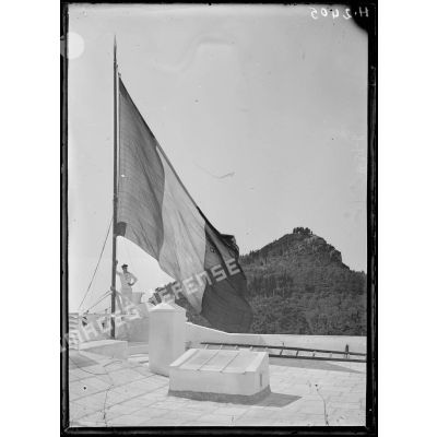 Le drapeau français hissé le 12 juin 1916 au sommet de l'Achilleion. [légende d'origine]