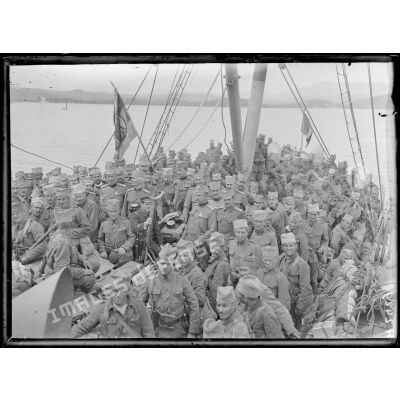 Rade de Govino. Serbes massés sur le pont du Miquelon. Au centre le drapeau du 3e Régiment de la division de la Morava. [légende d'origine]