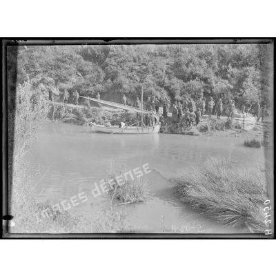 Maisonghi. Barque de mercantis grecs sur la rivière de Stronghili. [légende d'origine]