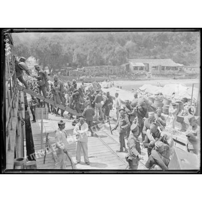 Moraitika. Embarquement d'artilleurs de la division de schoumadia sur l'appontement. [légende d'origine]