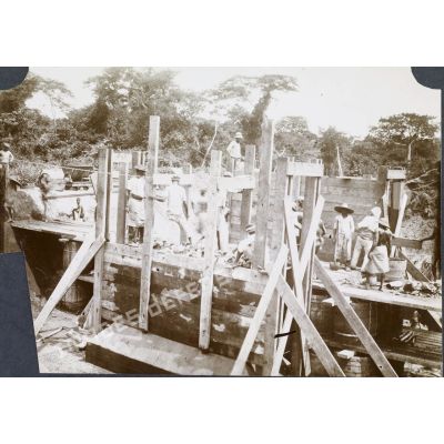 [Ouvriers africains et soldats français construisant un pont au Dahomey, s. d.]