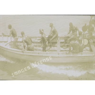 [Groupe d'Africains manoeuvrant une pirogue, s. d.]