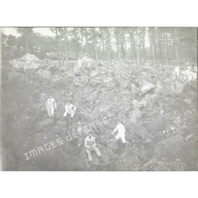 Exercices de mines à Vendeuil (Août 1910). [légende d'origine]