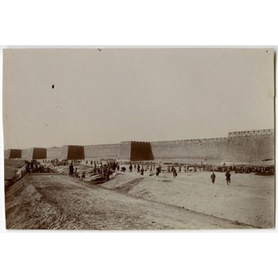 Le chemin de fer français dans Pékin. Exécution d'un remblai dans le fossé de la ville Tartare. [légende d'origine]