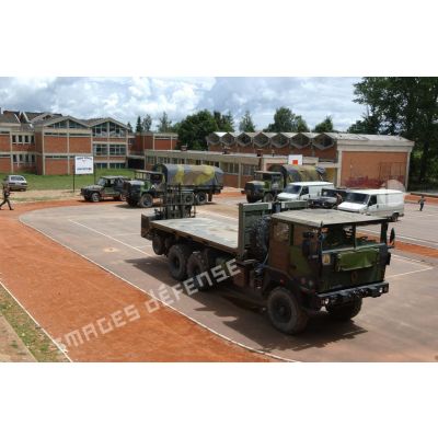 Les véhicules militaires garés sur les terrains de sport du lycée technique.