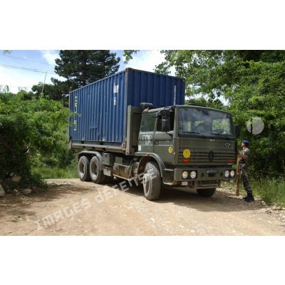 Arrivée du camion container transportant le matériel technique offert à l'école Tafil Kasumaj de Deçan.