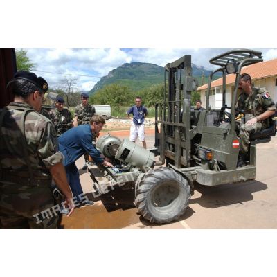 Déchargement du matériel technique par les militaires français et des professeurs du lycée de Deçan à l'aide d'un Transmanut.