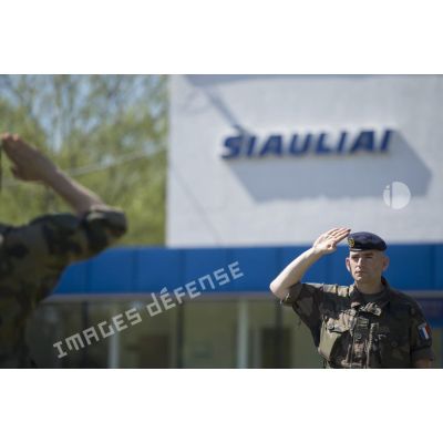 Le lieutenant-colonel Rémi Scarpa préside une revue des troupes à leur arrivée sur l'aéroport de Siauliai, en Lituanie.