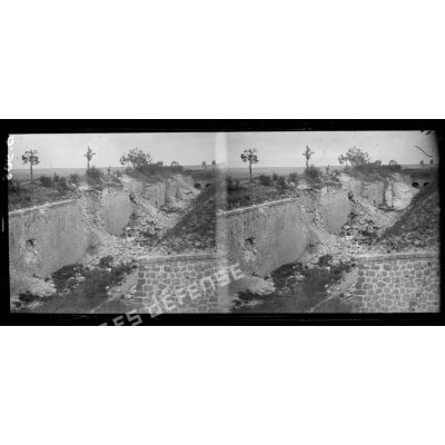Fort de Troyon. Mur des remparts ayant particulièrement souffert des bombardements. [légende d'origine]