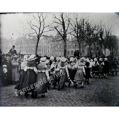 Metz (Lorraine). Jeunes messines suivant les troupes françaises sur l'esplanade. [légende d'origine]