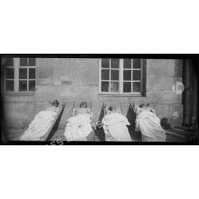 Compiègne. Avenue Gambetta. Les cadavres des aéronautes allemands tombés avant la chute du Zeppelin. [légende d’origine]