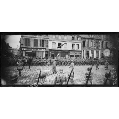 Noyon. Les troupes forment le carré devant la place de l'Hôtel de Ville. [légende d'origine]