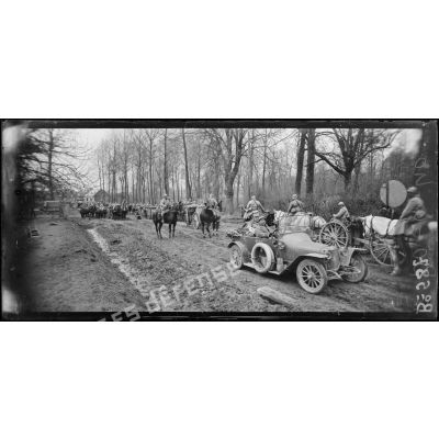 Route de Noyon. Convoi d'artillerie française traversant un bois. [légende d'origine]